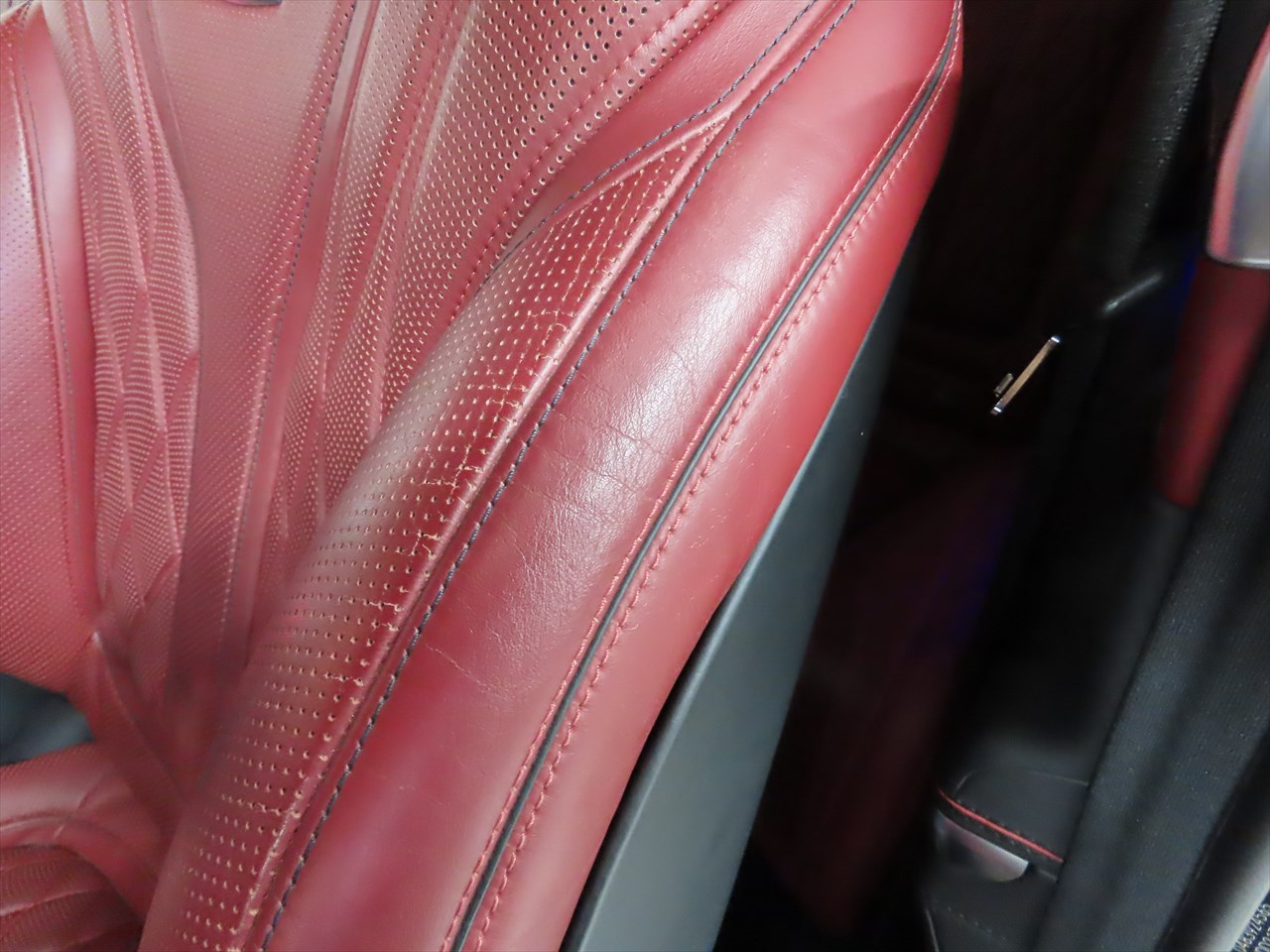 メルセデスベンツ：C 63・運転席、助手席のサポート部分の表皮ヒビ