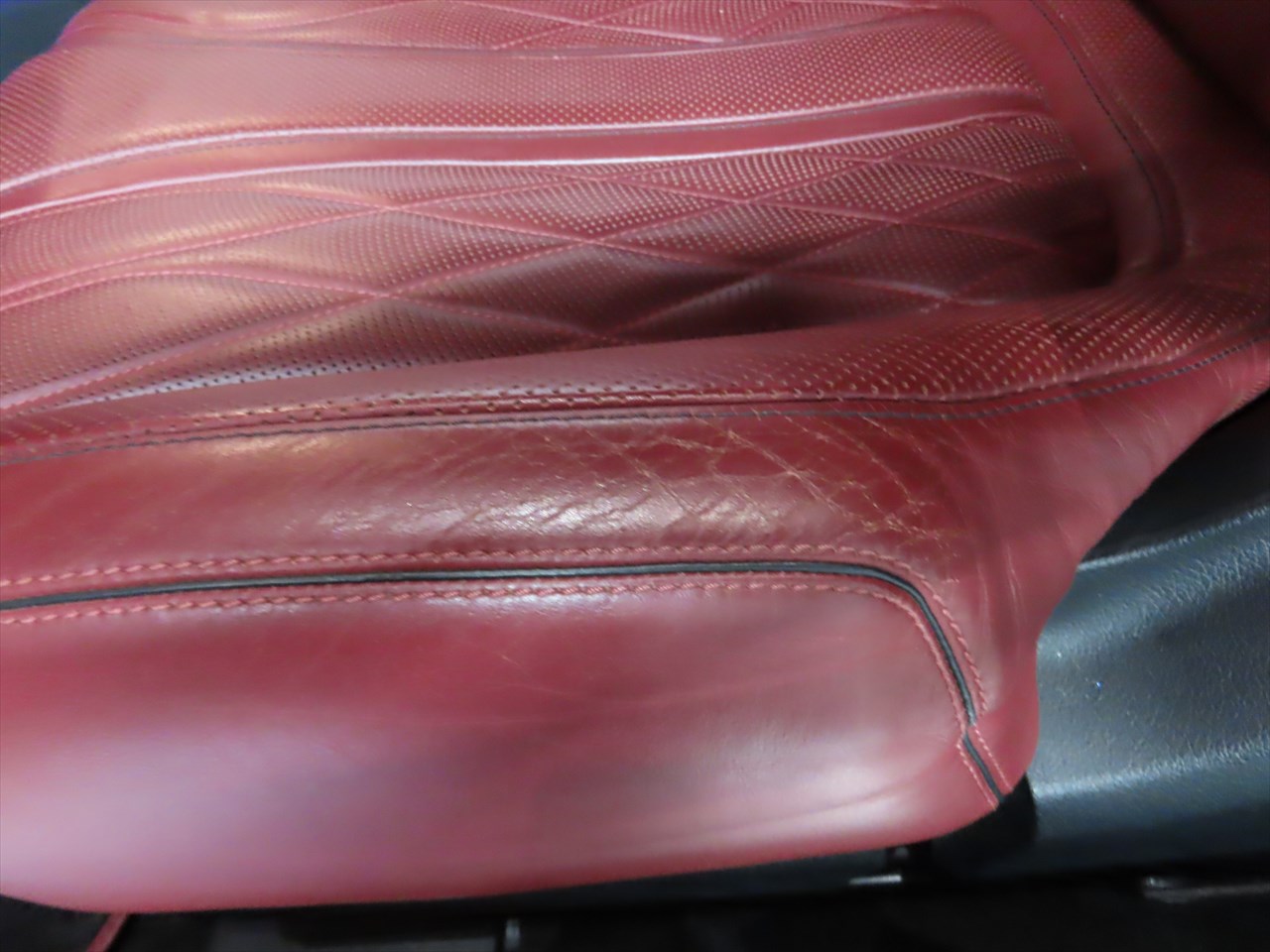 メルセデスベンツ：C 63・運転席、助手席のサポート部分の表皮ヒビ