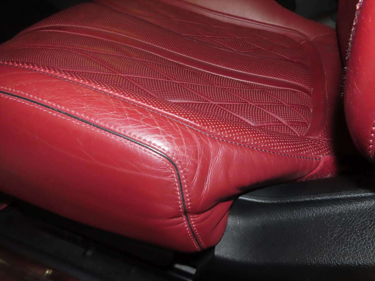 メルセデスベンツ：C 63・運転席、助手席のサポート部分の表皮ヒビ