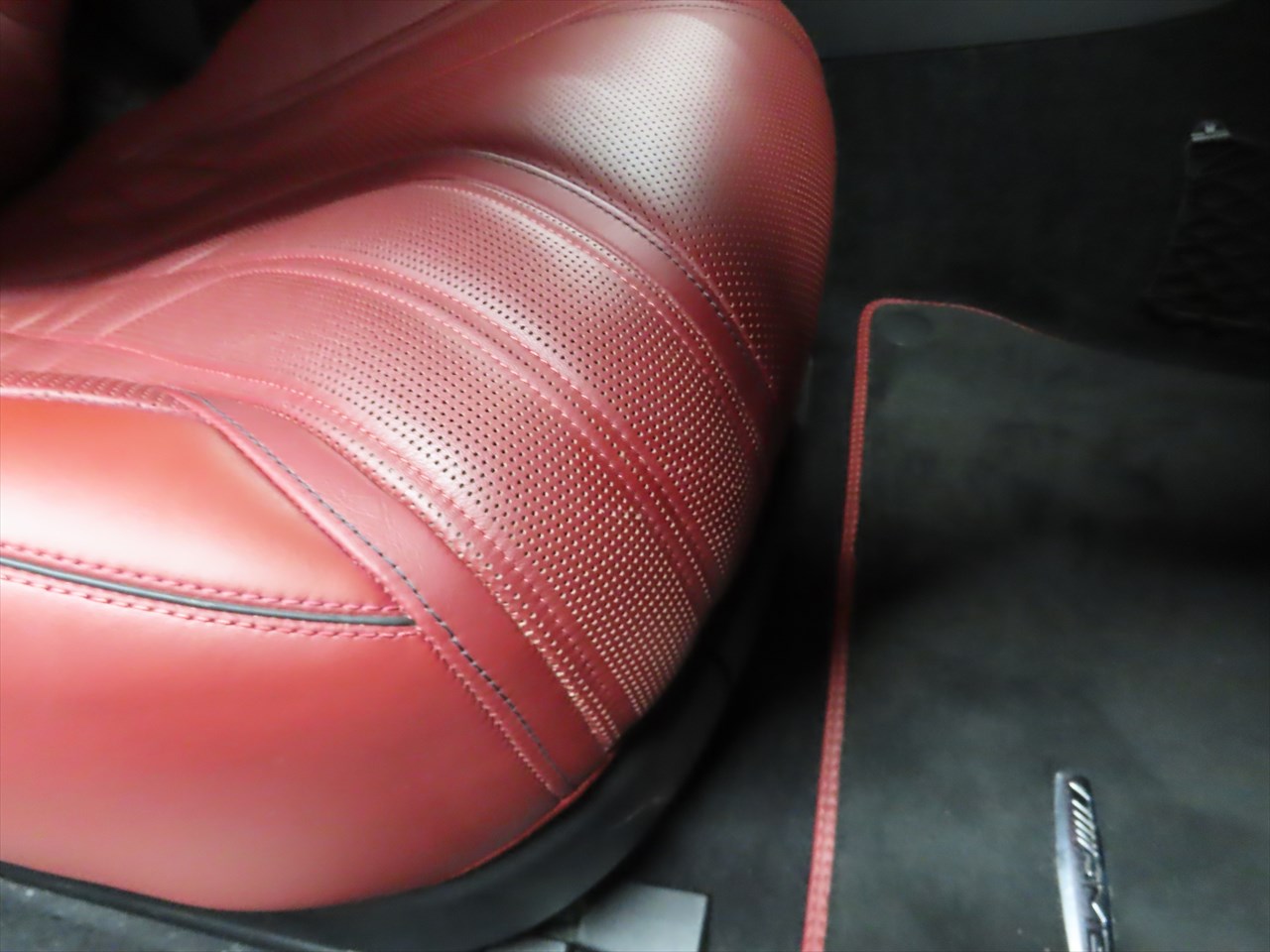 メルセデスベンツ：C 63・運転席、助手席のサポート部分の表皮ヒビ