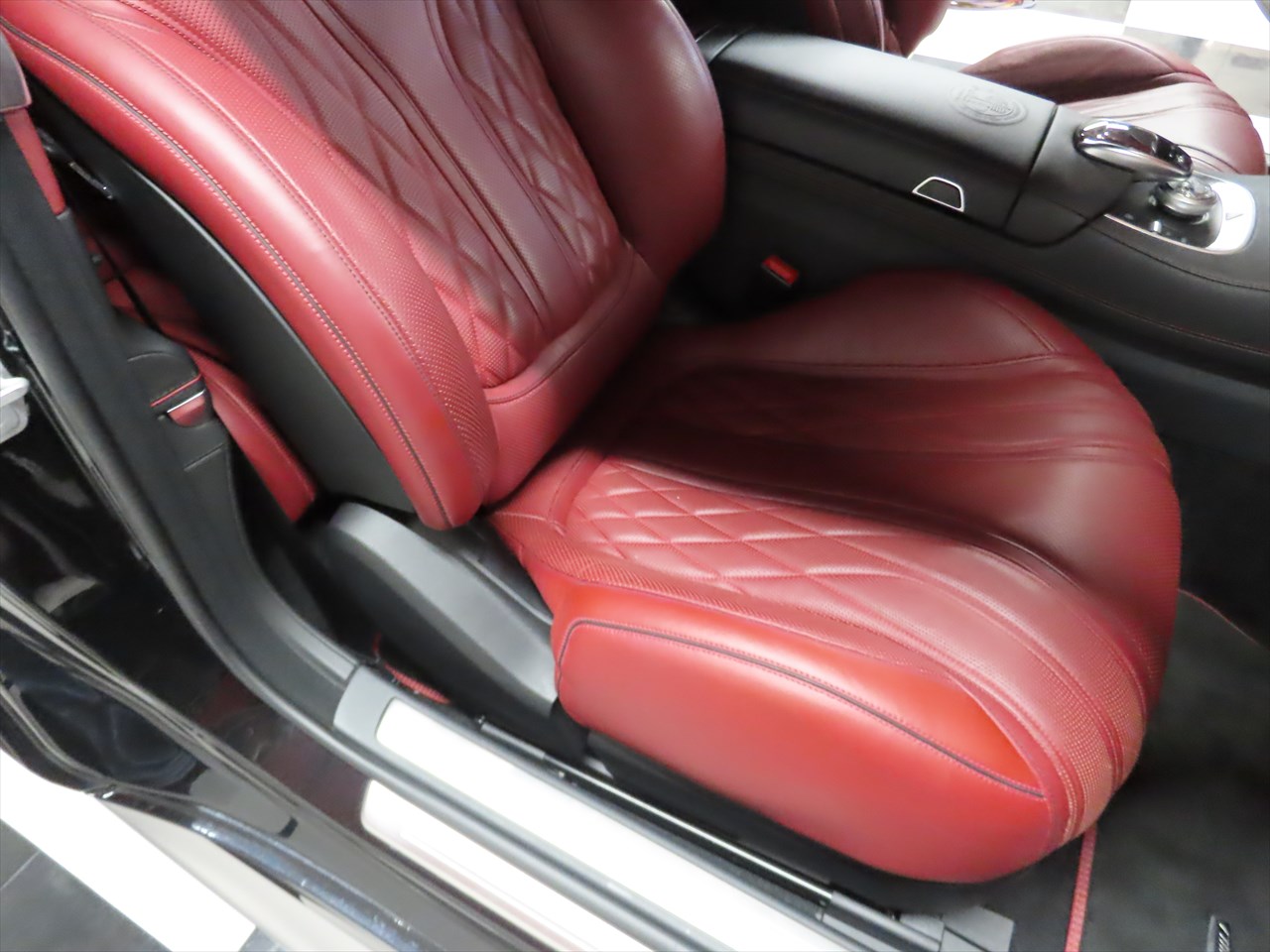 メルセデスベンツ：C 63・運転席、助手席のサポート部分の表皮ヒビ