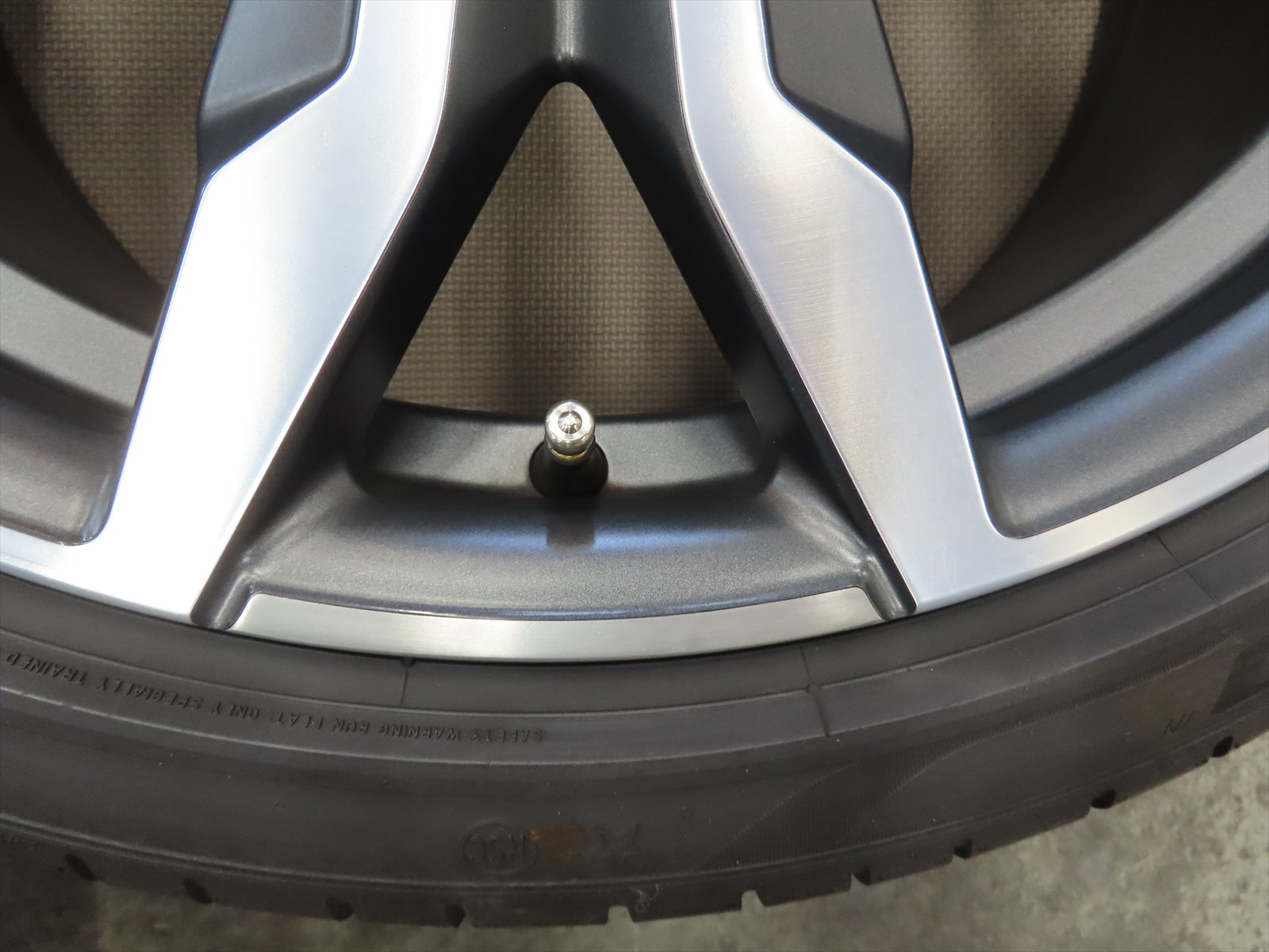 BMW：純正２０インチ・ダイヤカット仕上げのマットクリヤホイール・研磨リペアからの塗装リペア施工です！｜埼玉県所沢市で自動車の事ならトータルリペア輝々