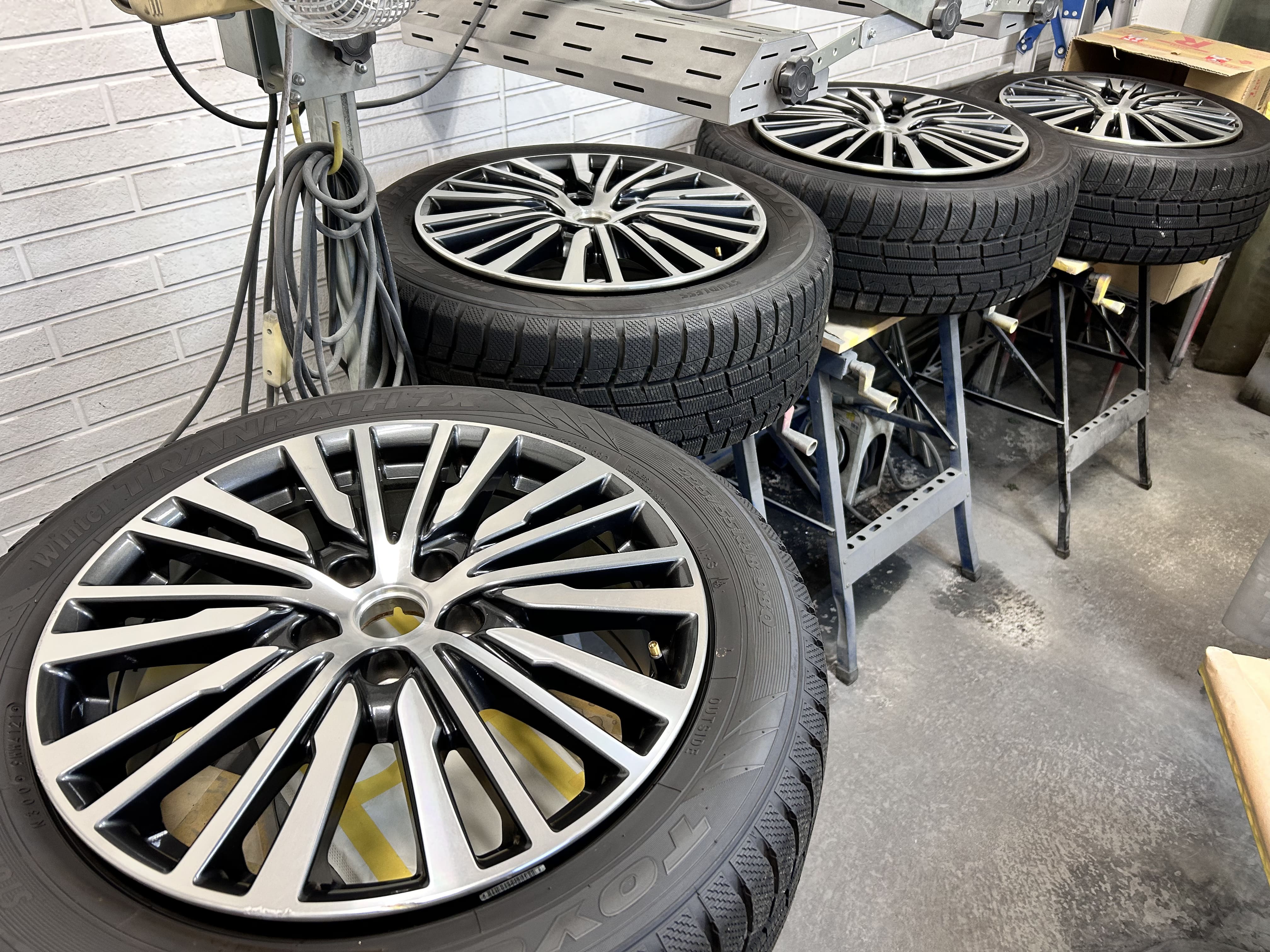 日産：エルグランド・純正アルミホイールのガリ傷リペアと塗装