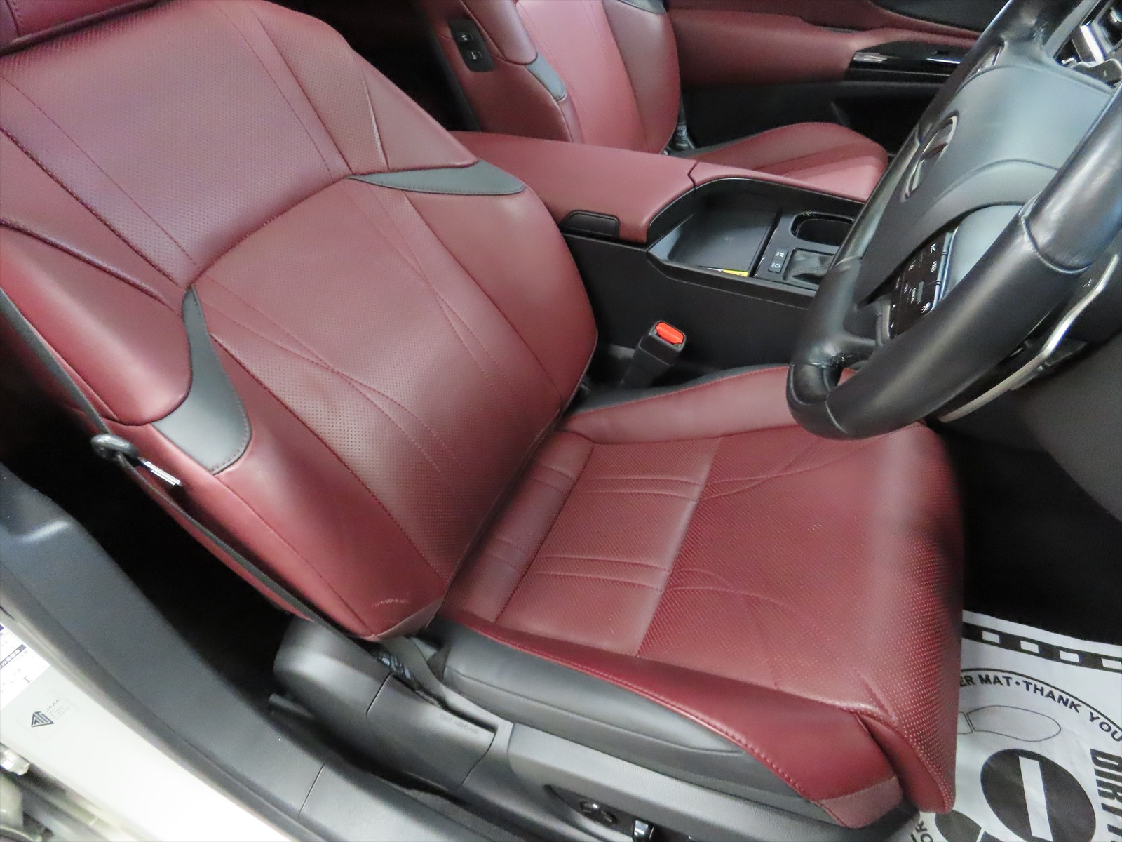 レクサス：E S の本革シート・ボルドーレッド表皮の引っ掻きキズリペア